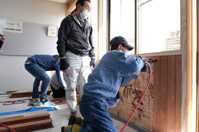 仕上げ材を取り付ける