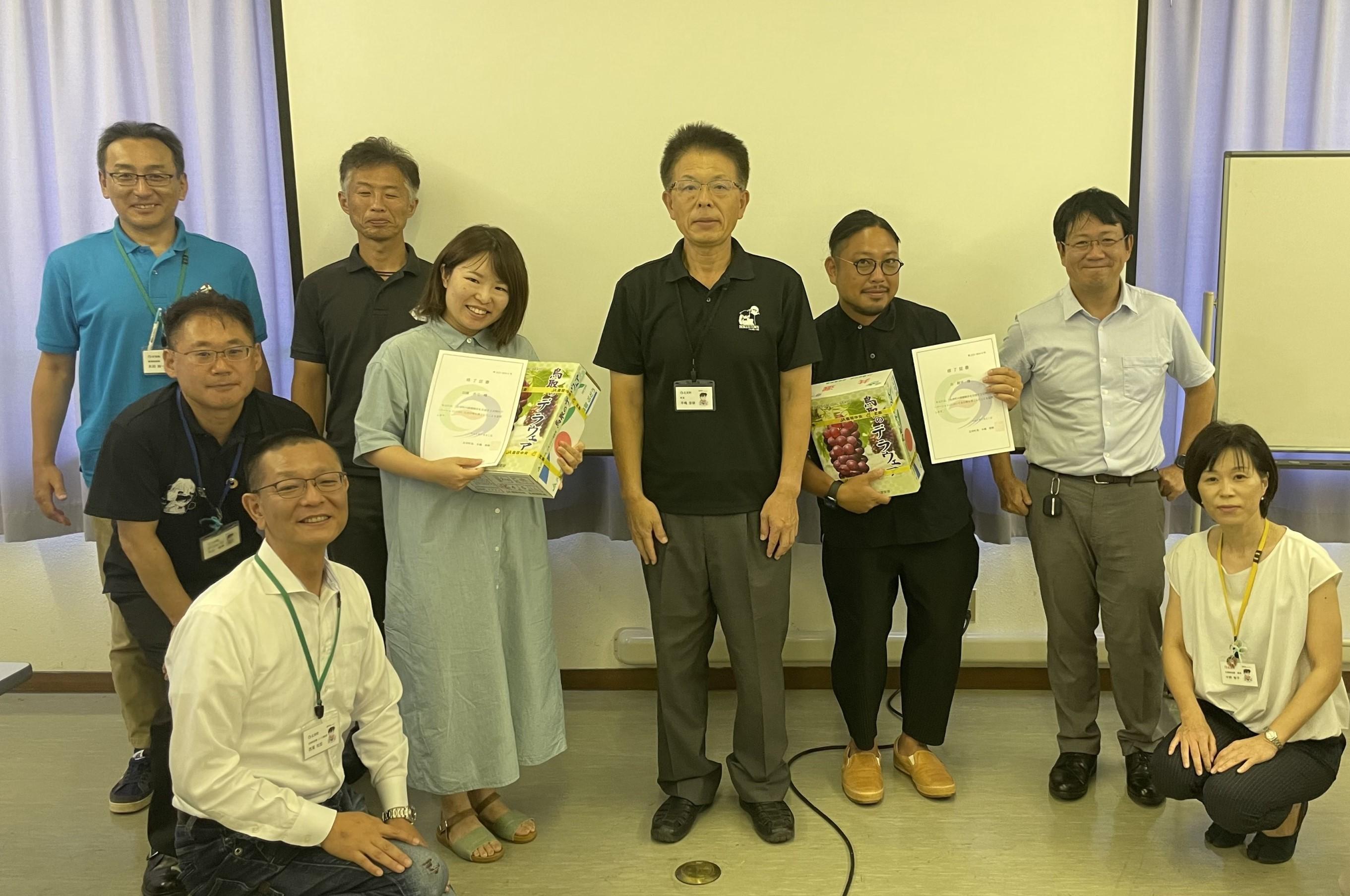 町長から参加者へ修了証書と記念品を贈呈