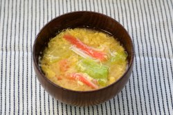 キャベツとかにかまのみそ汁の画像