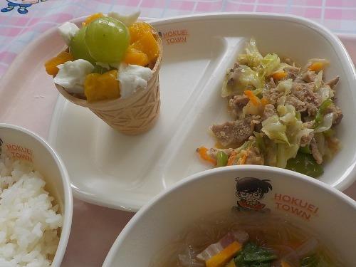 北栄町産シャインマスカットでパフェ作り（ハピネス給食）の画像2