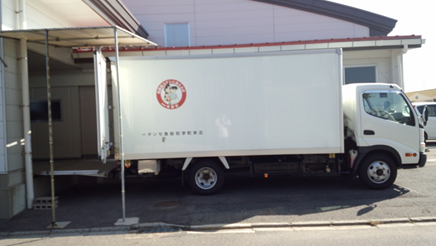 専用の給食配送車の画像