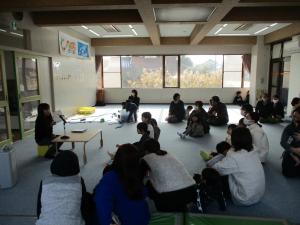 絵本の読み聞かせ会の写真